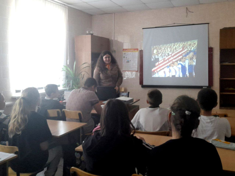 Классный час "День детских общественных организаций России".
