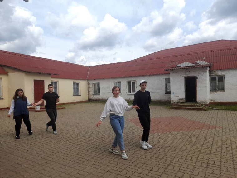 Разрешите пригласить.