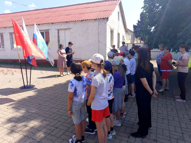 Первый день в детском школьном оздоровительном лагере "Огонёк" и лагере труда и отдыха "Дружба".