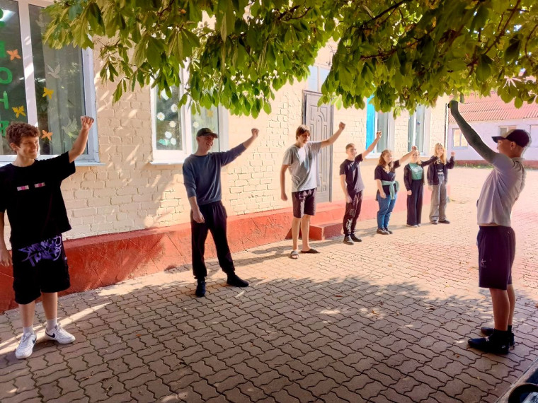 Десятый день в детском школьном оздоровительном лагере "Огонёк" и лагере труда и отдыха "Дружба".
