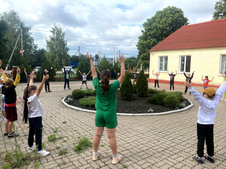 Одиннадцатый день в детском школьном оздоровительном лагере "Огонёк" и лагере труда и отдыха "Дружба".